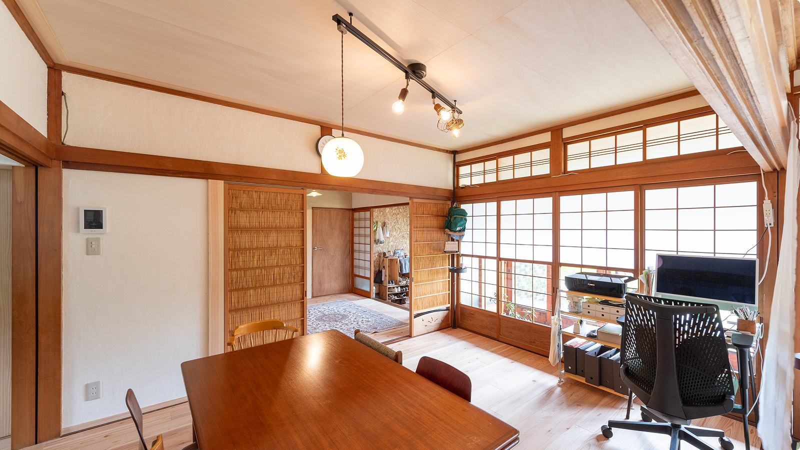 木の梁と障子窓が特徴の和モダンなダイニング空間